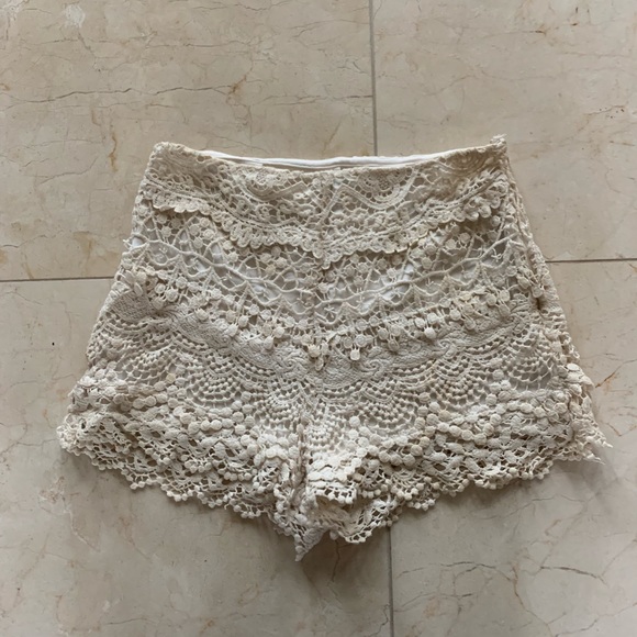 Kimchi Blue Pants - KimChi Blue Cream Lacy Shorts Sz 2 Zipper Closure